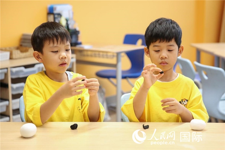 做手工。人民網(wǎng)中東中心分社塔里克·易卜拉欣攝