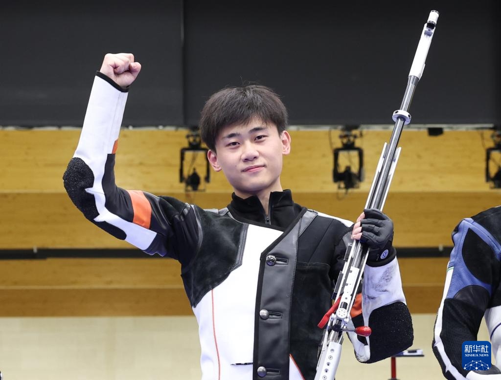 8月1日，在法國(guó)沙托魯舉行的巴黎奧運(yùn)會(huì)射擊男子50米步槍三姿決賽中，中國(guó)選手劉宇坤奪得冠軍。圖為劉宇坤在奪冠后慶祝。新華社記者 張帆 攝