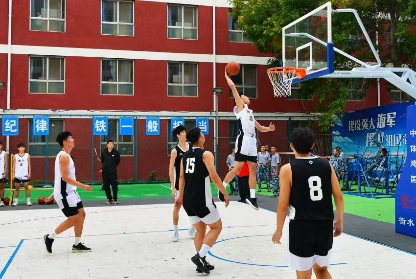 全天候室外運動木地板籃球場上精彩激烈的籃球賽。 主辦方供圖