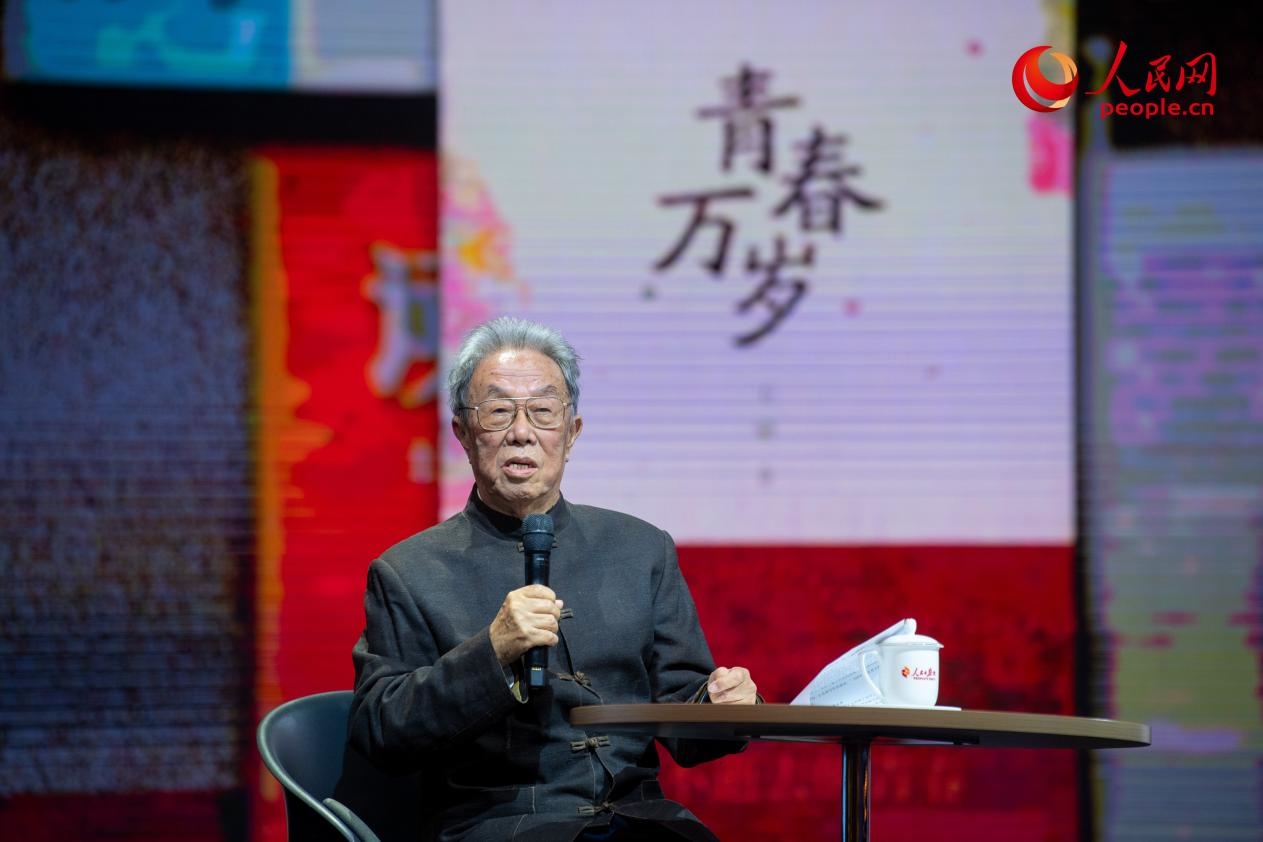 王蒙以《與時(shí)代同行 與人民同心》為題演講。人民網(wǎng)記者 翁奇羽攝