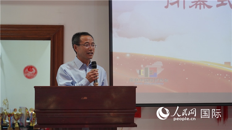 中國駐約翰內(nèi)斯堡代總領(lǐng)事周育江在閉幕式上致辭。 人民網(wǎng) 張茜攝