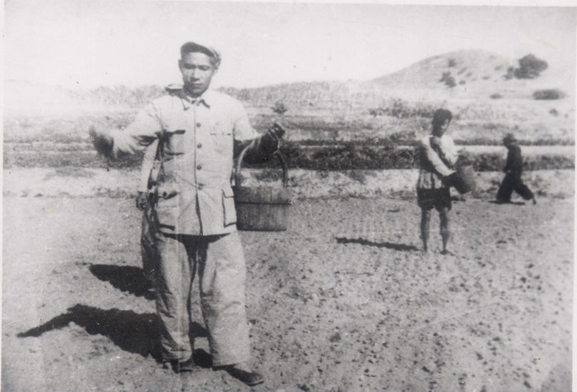 谷文昌（左）在田間與農(nóng)民一起勞動(dòng)（資料照片）。