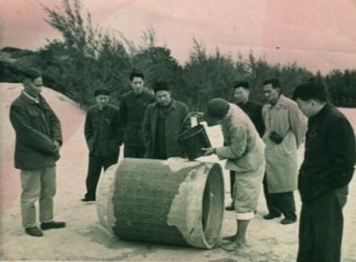 谷文昌（左一）與工程技術(shù)人員解決地下水供給（資料照片）。谷文昌帶領(lǐng)群眾修建了22座水庫和705處永久性水利工程，緩解了東山縣水資源極度缺乏的難題。