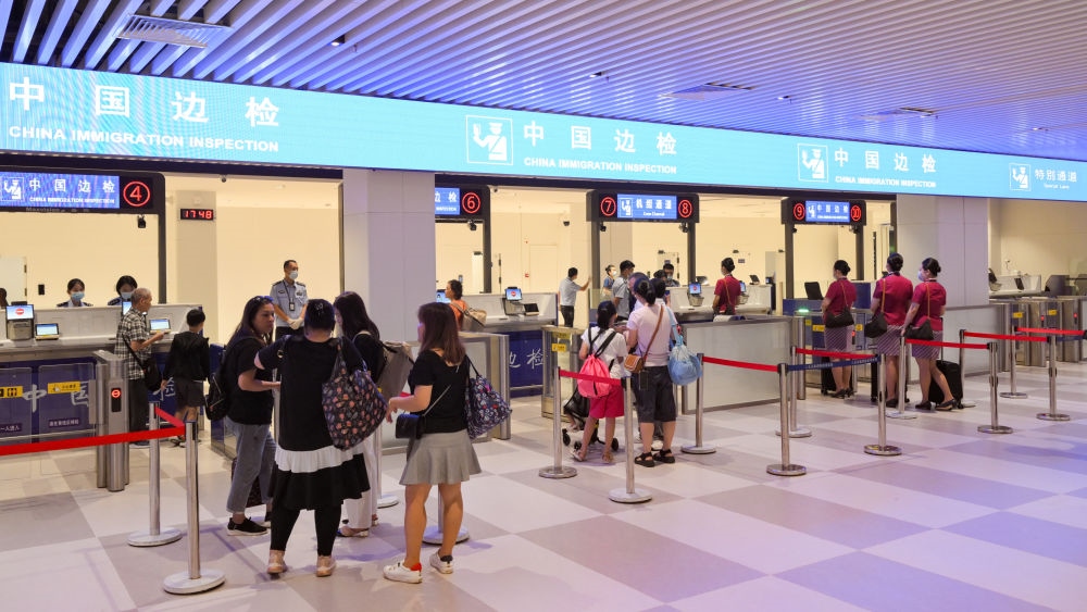 2023年7月26日，旅客在三亞鳳凰國際機場國際航站樓有序通關(guān)。三亞鳳凰國際機場國際航站樓改擴建項目主體工程已于2023年7月1日完工并投入使用，該項目是海南自貿(mào)港首個主體工程完工并投入使用的封關(guān)運作項目?！逗Ｄ献杂少Q(mào)易港建設(shè)總體方案》明確，海南將在2025年前適時啟動全島封關(guān)運作。