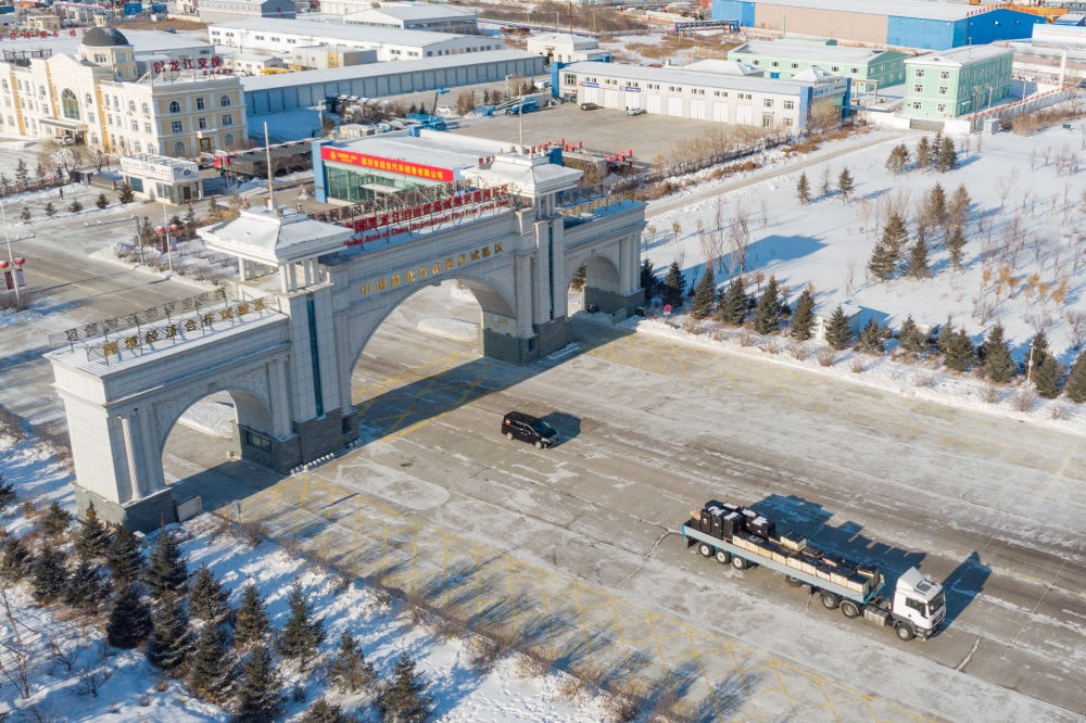 這是中國（黑龍江）自由貿(mào)易試驗區(qū)黑河片區(qū)（2024年1月31日攝，無人機照片）。2023年，該自貿(mào)片區(qū)外貿(mào)進出口總值達244.82億元，實現(xiàn)增幅56.9%，引進外資企業(yè)16家，直接利用外資127.3萬美元，同比增長27.3%。