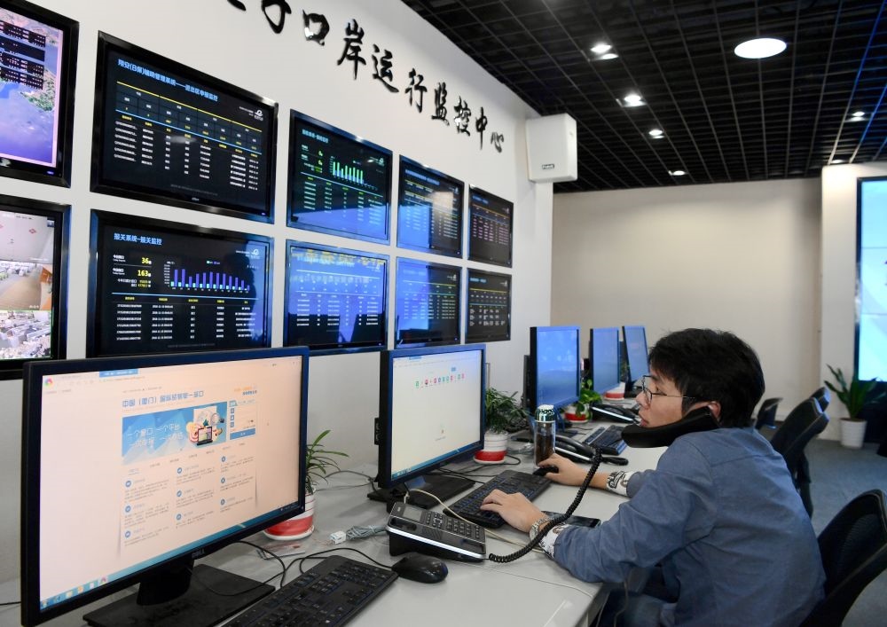 在中國（福建）自由貿(mào)易試驗區(qū)廈門片區(qū)，國際貿(mào)易“單一窗口”工作人員在網(wǎng)上受理業(yè)務(wù)（2018年11月15日攝）?！皢我淮翱凇笔顷P(guān)檢等口岸部門、地方政府相關(guān)部門、金融機構(gòu)等共同參與的口岸管理共享平臺。貿(mào)易商能夠通過一個入口提交貨物進出口或轉(zhuǎn)運所需要的單證或電子數(shù)據(jù)，實現(xiàn)“一個平臺、一點接入、一次申報、一次辦結(jié)”。