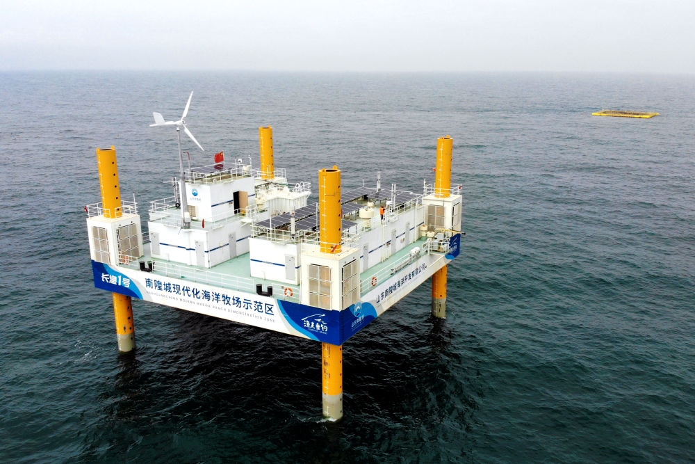 這是應(yīng)用5G技術(shù)的山東長島綜合試驗區(qū)南隍城國家級海洋牧場示范區(qū)海上平臺（2020年8月8日攝，無人機照片）。中國（山東）自由貿(mào)易試驗區(qū)設(shè)立以來，一系列大膽試、大膽闖、自主改的政策逐步落實，制度創(chuàng)新打通堵點、釋放活力，成為深化對外開放、發(fā)展海洋經(jīng)濟的重要抓手。