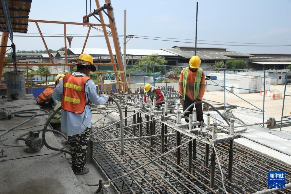 10月11日，工人在位于泰國大城府的中泰高鐵項目4-3標(biāo)段施工現(xiàn)場作業(yè)。新華社記者 孫瑋彤 攝