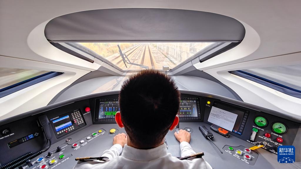 9月12日，司機駕駛高速動車組列車行駛在雅萬高鐵上（手機照片）。新華社記者 徐欽 攝