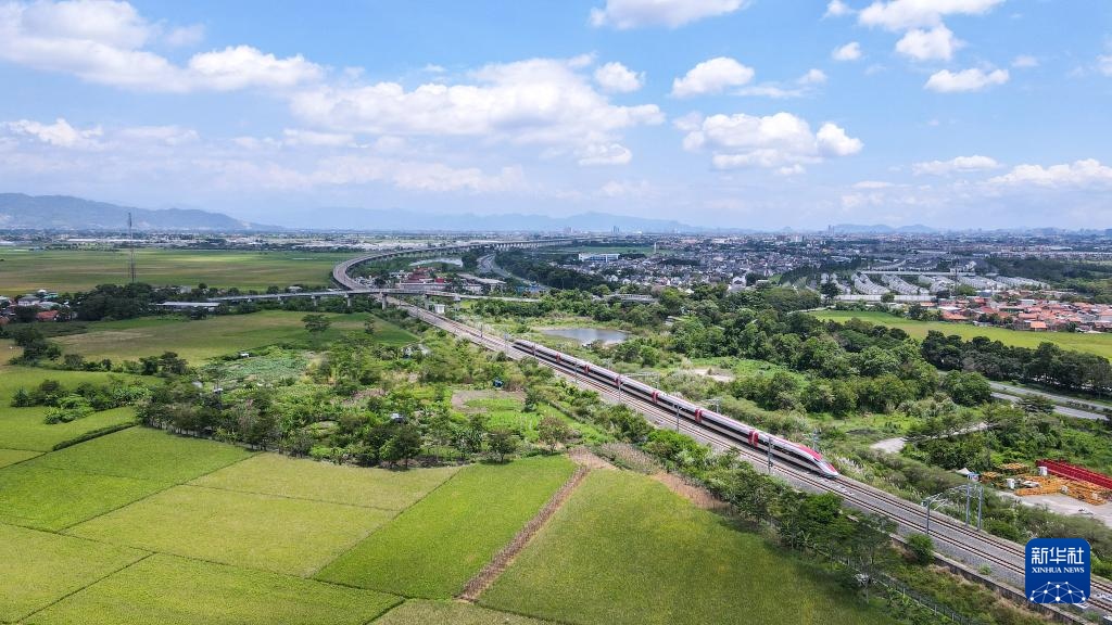 4月17日，在印度尼西亞萬隆，雅萬高鐵高速動車組列車行駛在雅萬高鐵沿線（無人機照片）。新華社記者 徐欽 攝
