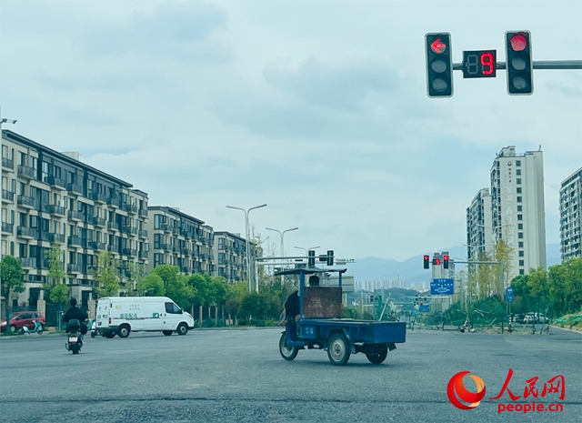 長(zhǎng)富大道與文化中心東路三岔路口車輛混行（9月19日拍攝）。人民網(wǎng)記者 帥筠攝