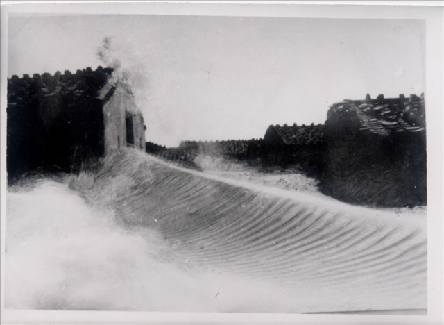 昔日的東山島風(fēng)沙掩埋部分村民村舍（資料照片）。