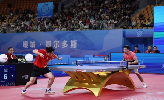 10月18日，上海隊選手樊振東（左）在單打比賽中發(fā)球。他3:2戰(zhàn)勝福建隊選手程靖淇。新華社記者 王楷焱 攝