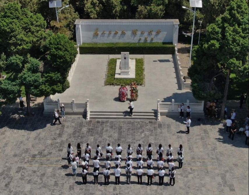 2021年6月24日，參觀者在位于河南省蘭考縣的焦裕祿紀(jì)念園瞻仰焦裕祿烈士墓（無人機(jī)照片）。新華社記者 李安 攝