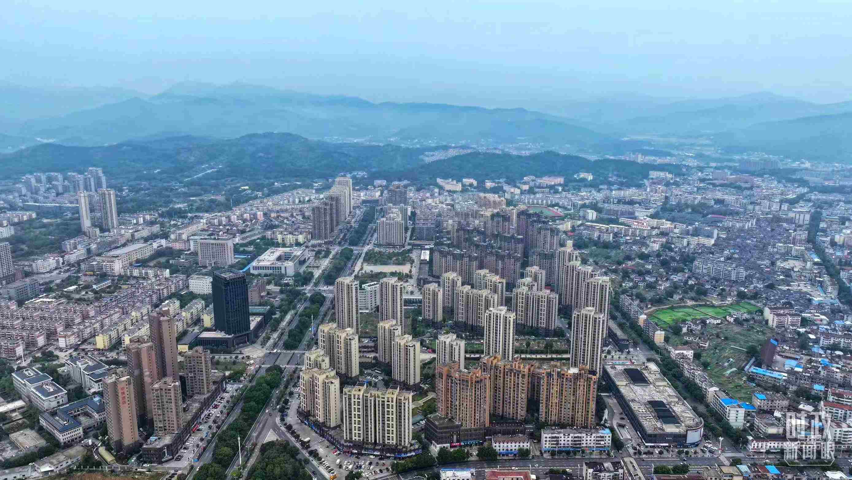 △俯瞰桐城市。（總臺記者葛啟文拍攝）
