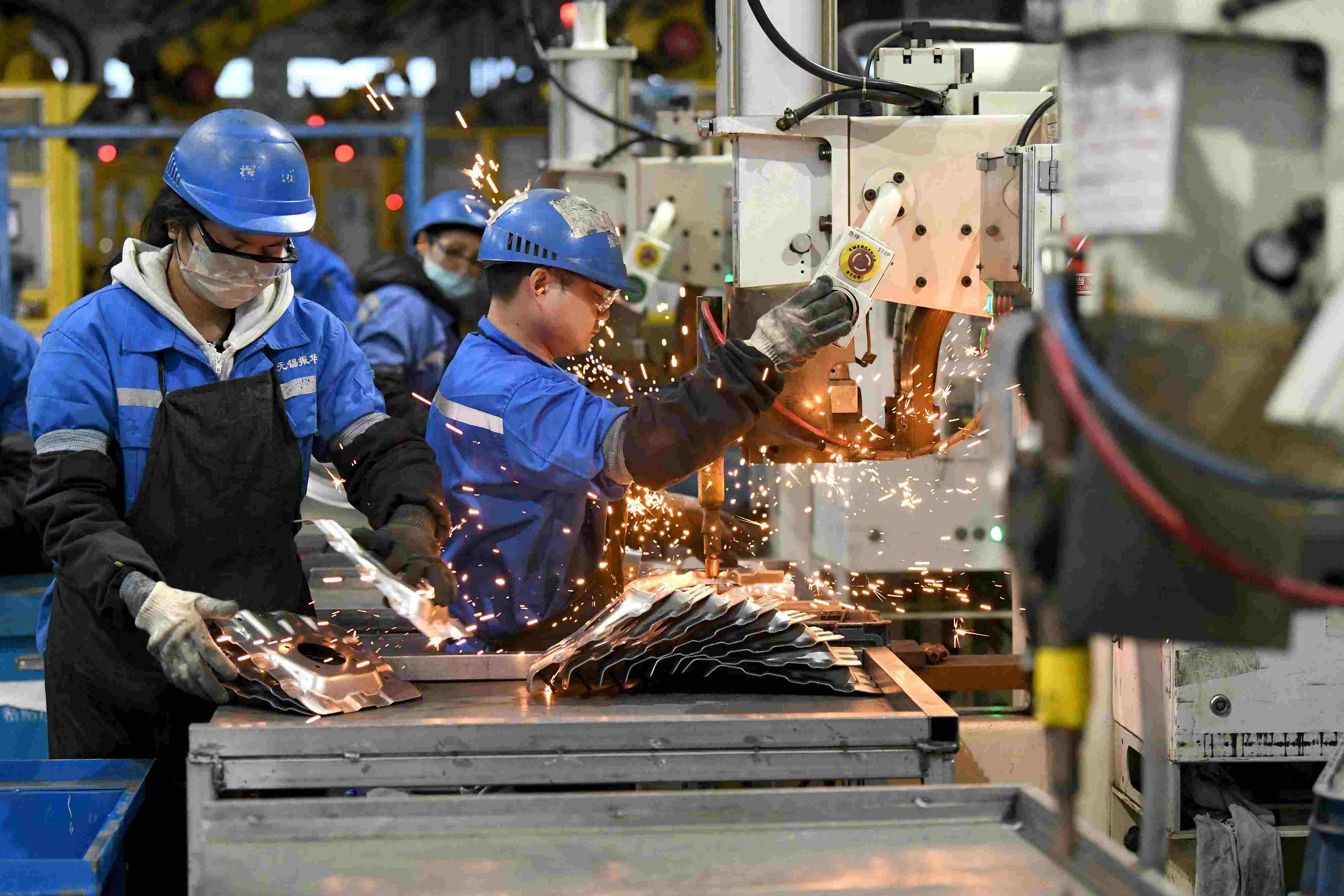 2023年2月7日，福建省寧德市蕉城區(qū)一家汽車零部件生產(chǎn)企業(yè)的生產(chǎn)線上一派繁忙景象。