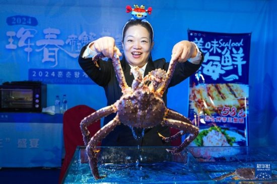 9月19日，在吉林省琿春市，商家在展示售賣的帝王蟹。新華社記者 許暢 攝