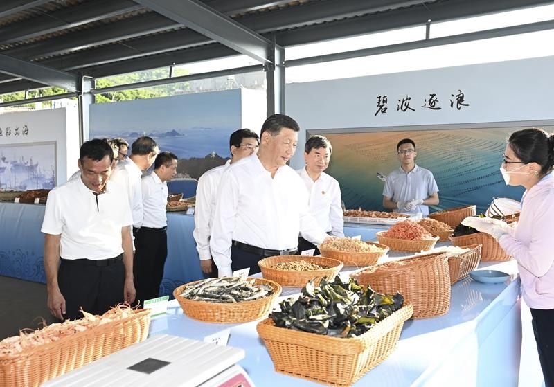 △2024年10月15日，習(xí)近平總書(shū)記在福建省漳州市東山縣陳城鎮(zhèn)澳角村考察。