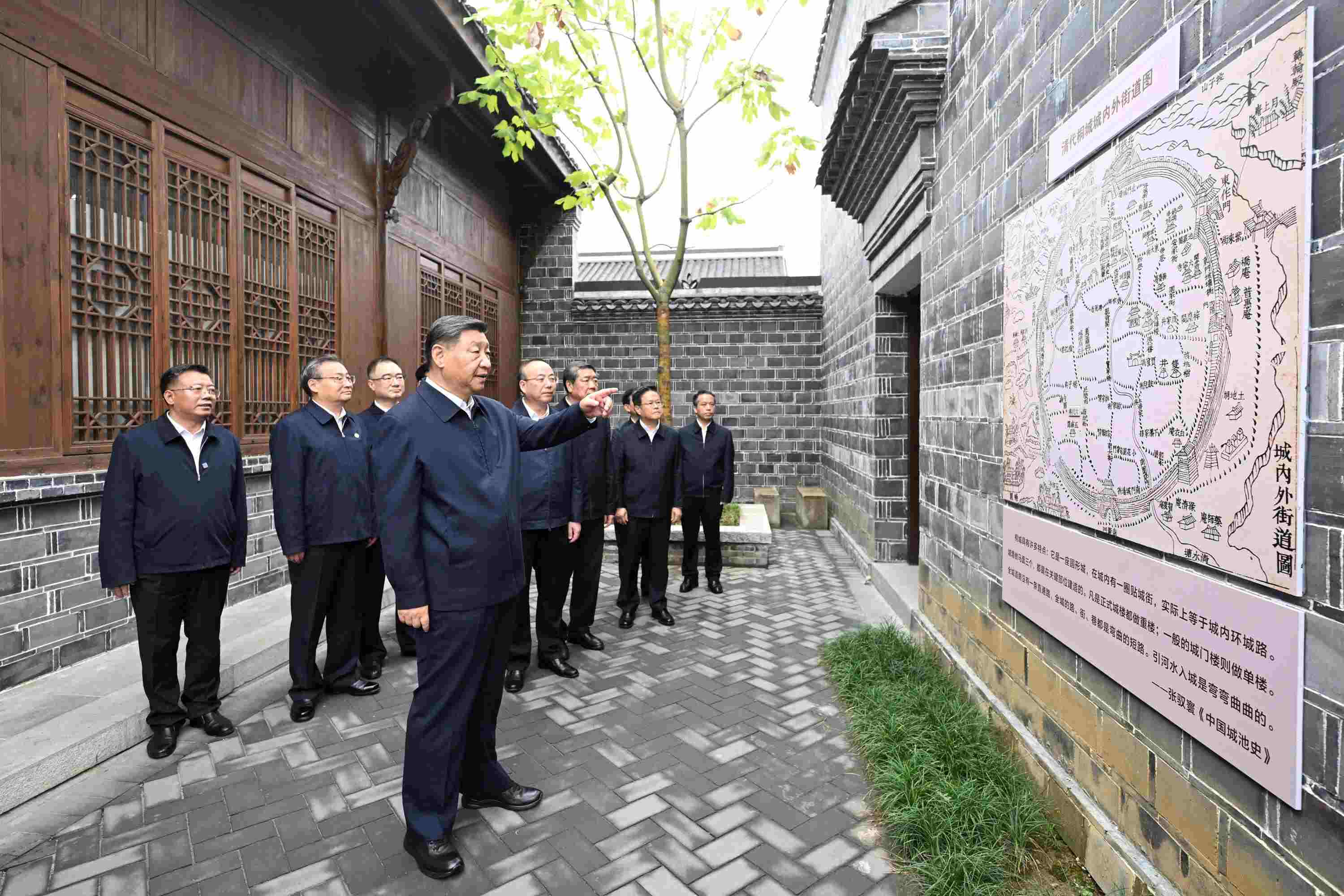 △2024年10月17日，習(xí)近平總書(shū)記在安徽省安慶桐城市六尺巷考察。