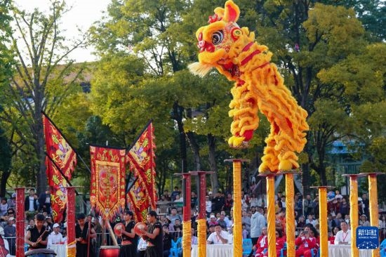 10月19日，云南魯木納龍獅藝術(shù)團(tuán)隊(duì)員在南獅高樁自選套路項(xiàng)目中比賽，最終他們獲得該項(xiàng)目銅獎(jiǎng)。