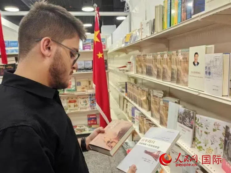 第二十三屆約旦安曼國際書展于10月10日至19日在約旦展覽中心舉行，約旦政府和民間各界人士在中國展臺翻閱圖書，熱烈交流互動(dòng)，感受中華文化之美。人民網(wǎng)記者 李瀟攝