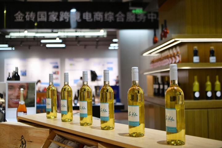 這是位于廈門的金磚國家商品服務(wù)中心內(nèi)展示的商品（2022年6月23日攝）。中心將經(jīng)貿(mào)合作與跨境電商有機結(jié)合，通過專題推廣、直播帶貨等各種線上線下銷售渠道，促進金磚國家優(yōu)質(zhì)產(chǎn)品對接中國市場，共同把握發(fā)展機遇。新華社記者 魏培全 攝