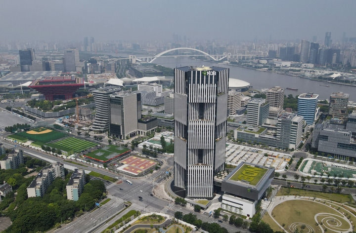 位于上海浦東新區(qū)世博園區(qū)的金磚國家新開發(fā)銀行總部大樓（2022年6月17日攝，無人機照片）。新華社記者 方喆 攝
