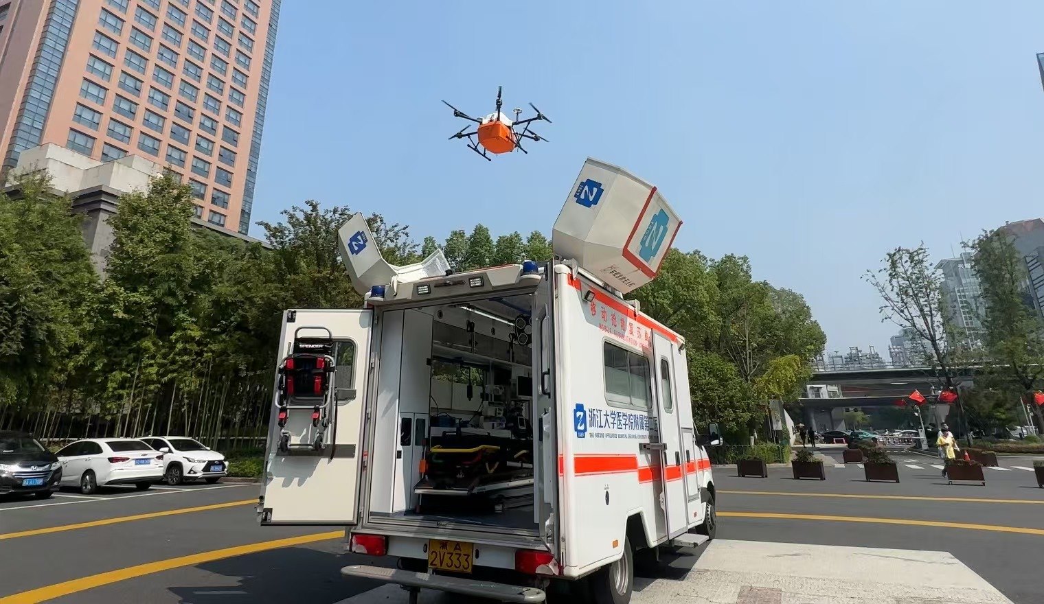浙江大學(xué)醫(yī)學(xué)院附屬第二醫(yī)院5G急救車搭載的無人機(jī)正在起飛。人民網(wǎng)記者 申佳平攝