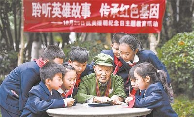 圖為89歲的抗美援朝老兵楊克美在向孩子們講述英雄故事。徐偉攝
