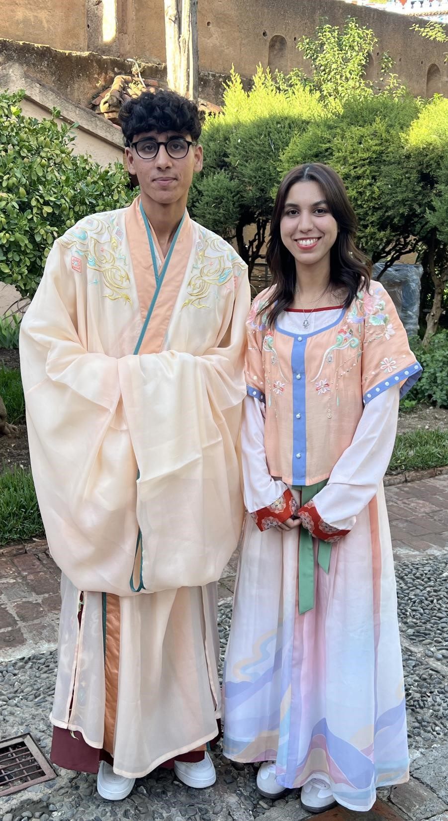 兩位青年試穿中國(guó)古代服裝。拉巴特中國(guó)文化中心供圖