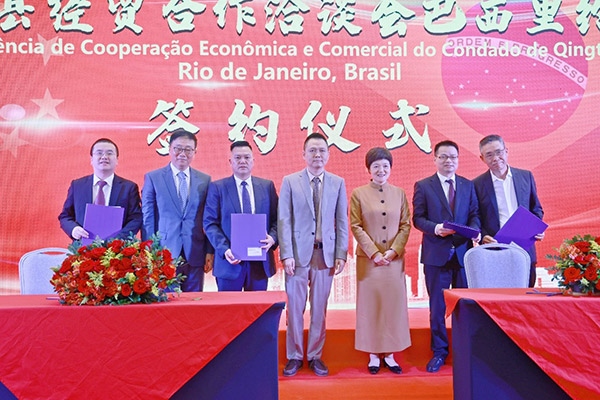 企業(yè)家在活動(dòng)現(xiàn)場參與項(xiàng)目簽約儀式。人民網(wǎng)記者 陳海琪攝