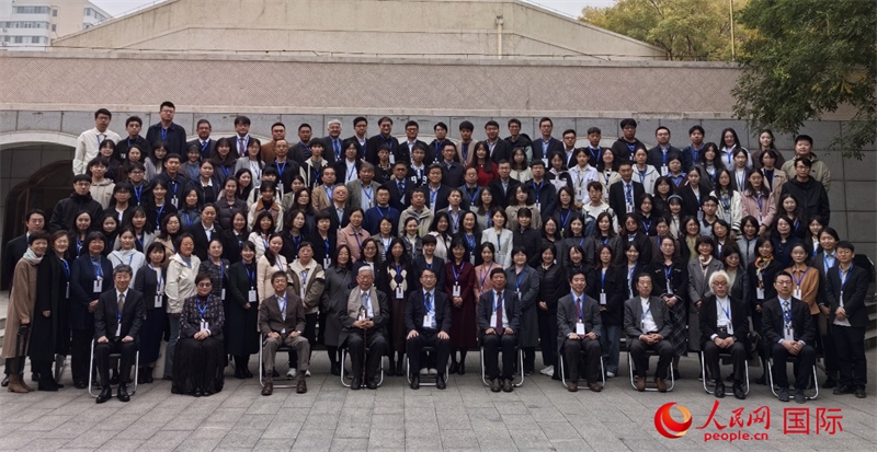 與會嘉賓合影留念。人民網(wǎng)記者 陳建軍攝