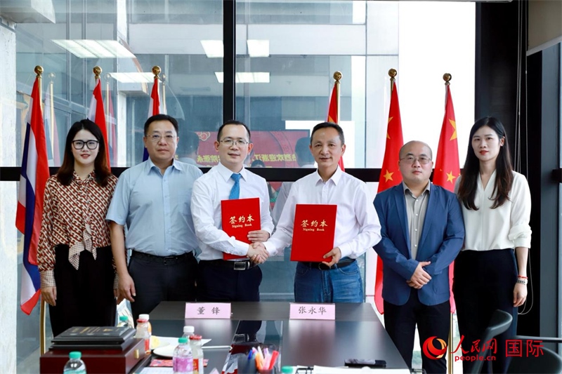 會談現(xiàn)場。左三為泰中僑商聯(lián)合會副主席董峰；右三為浙江大學(xué)光華法學(xué)院黨委書記張永華。人民網(wǎng)記者 簡承淵攝