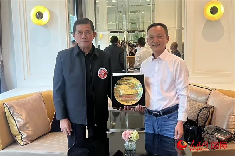 泰中友好協(xié)會會長、泰國前副總理功·塔帕朗西（左一）會見浙大團(tuán)組一行。人民網(wǎng)記者 簡承淵攝