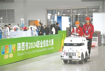 參賽選手在陜西省2024職業(yè)技能大賽新能源汽車智能化技術(shù)賽項(xiàng)比賽中。新華社記者 張博文攝