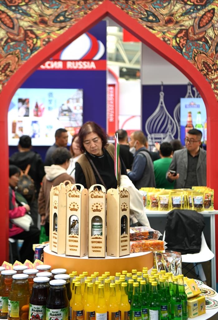 10月25日，觀眾在楊凌農高會上合組織國家農業(yè)展區(qū)了解農產(chǎn)品。新華社記者 鄒競一 攝