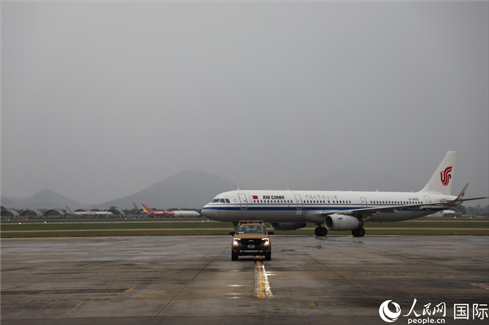 國(guó)航上?！觾?nèi)首班飛機(jī)抵達(dá)河內(nèi)內(nèi)排機(jī)場(chǎng)。人民網(wǎng)記者 楊曄攝