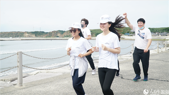 中日青年沿著海岸線奔跑前行。人民網(wǎng) 蔣曉辰攝