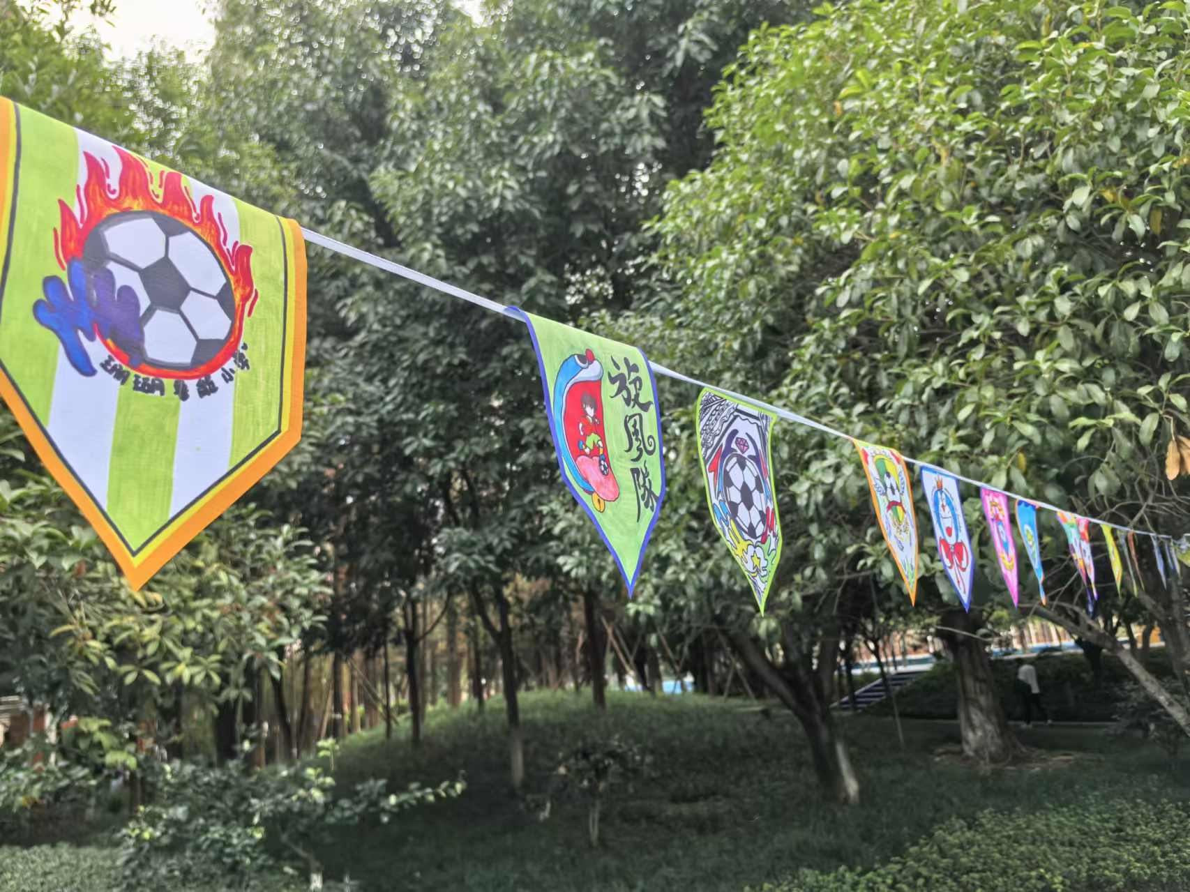 珊瑚魯能小學學生們手繪的“班超”隊徽。 人民網(wǎng)記者 楊磊攝