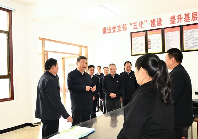 △2024年3月19日，習近平總書記在湖南省常德市鼎城區(qū)謝家鋪鎮(zhèn)港中坪村黨群服務中心了解當?shù)貫榛鶎訙p負、提升基層治理效能等情況。