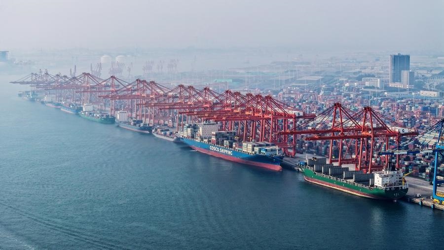 在廣西欽州港碼頭，多艘海輪在排隊卸貨（無人機照片，2024年3月28日攝）。新華社記者 張愛林 攝