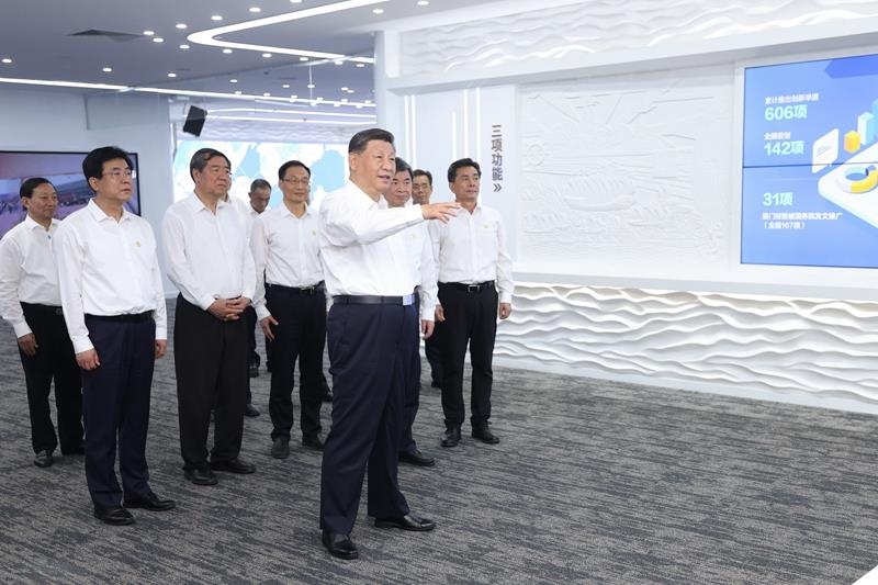 △2024年10月16日，習近平總書記在中國（福建）自由貿(mào)易試驗區(qū)廈門片區(qū)參觀自由貿(mào)易試驗區(qū)建設成果展。