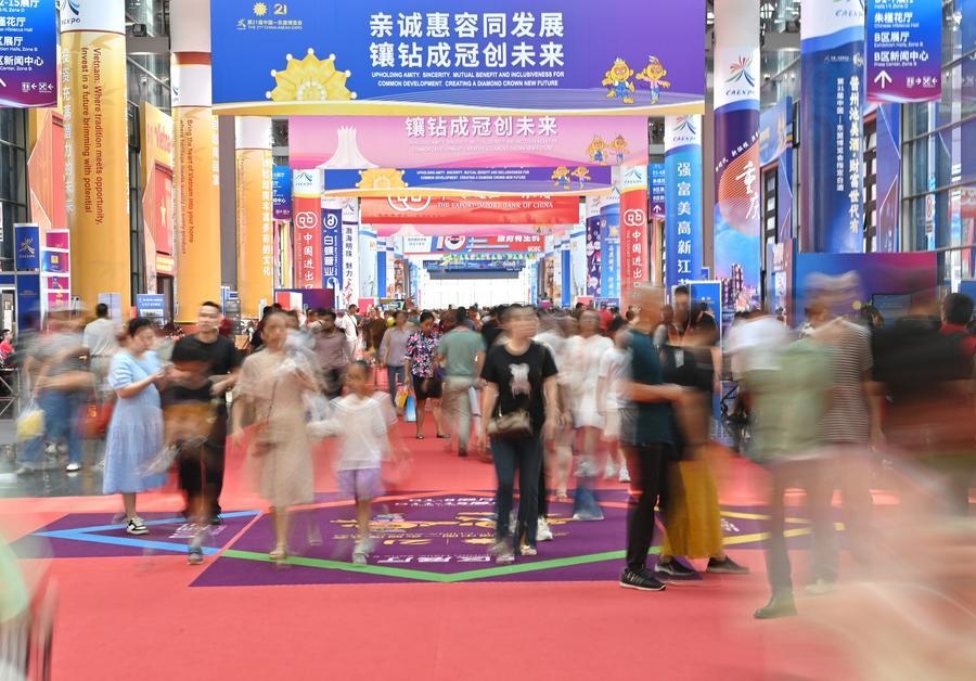 2024年9月28日，觀眾在廣西南寧市舉行的第21屆中國—東盟博覽會上參觀。新華社記者 周華 攝