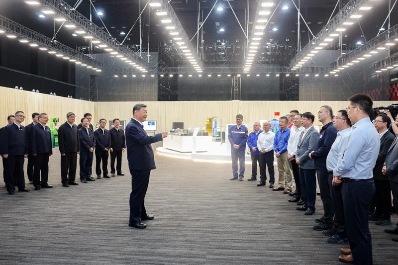 △2024年10月17日，習近平總書記在安徽合肥濱湖科學城考察時，同現(xiàn)場科研人員和企業(yè)負責人親切交流。