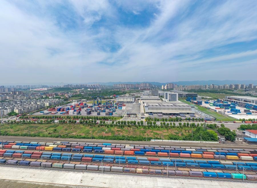 這是2024年5月5日在重慶國際物流樞紐園區(qū)拍攝的興隆場編組站和陸海新通道重慶無水港（無人機照片）。 新華社記者 黃偉 攝