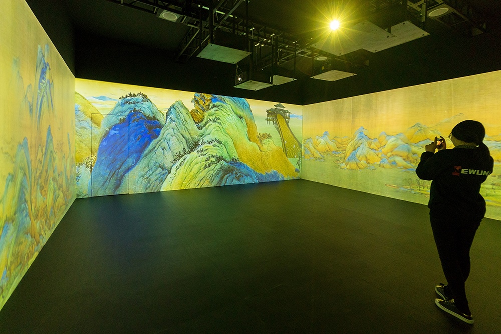 2019年1月29日，上海，市民在“千里江山圖科技藝術(shù)展”上參觀北宋名畫《千里江山圖》的AR全景展示并打卡拍照。