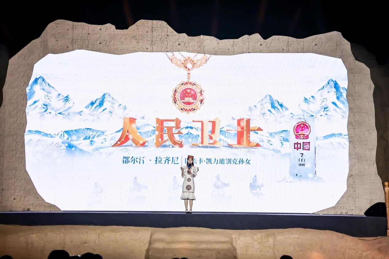 都爾汗·拉齊尼在“何以中國·五星出東方”網(wǎng)絡(luò)主題宣傳活動現(xiàn)場演講。人民視頻供圖
