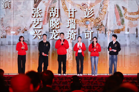 《受到召喚·敦煌》眾演員與現場觀眾互動交流。主辦方供圖