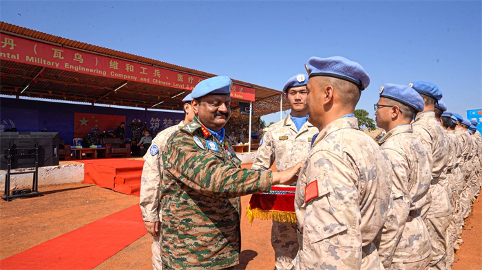 聯(lián)南蘇團(tuán)部隊司令莫漢中將為維和官兵授勛。秦貴君攝