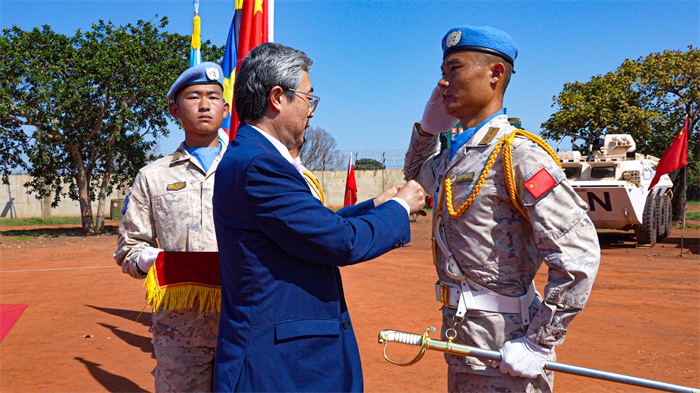 中國駐南蘇丹大使馬強(qiáng)為維和官兵授勛。謝坤攝